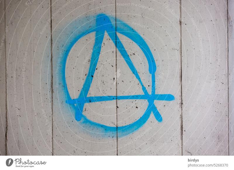 Anarchie, blaues Symbol an einer Betonwand anarchisch Graffiti grau Blau Herrschaftslos Zeichen Symbolik