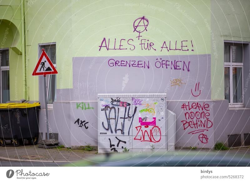 Straßenecke mit linken und anarchischen Protest- Graffitis Anarchie Antikapitalismus Flüchtlinge Menschenrechte Symbole & Metaphern Idealismus Freiheit