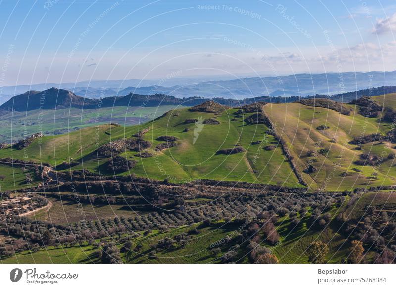 Landschaft mit Tal und Feldern in Morgantina Hügel Italienisch ländlich malerisch Sizilien aidone enna morgantina Insel südländisch wild Lauffeuer zentral