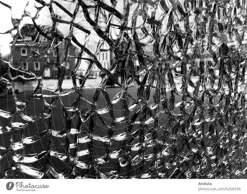 Spuren | der Zerstörung Glas Glasscheibe Fenster zerstört kaputt Vandalismus gebrochen Strukturen & Formen Aggression zerbrochen Scherben Durchsicht Netz Gewalt