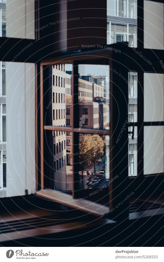 Spiegelung in einem Fenster von Hochhäusern im Sonnenschein in Berlin Potsdamer Platz II Menschenleer Textfreiraum Mitte Strukturen & Formen Textfreiraum oben