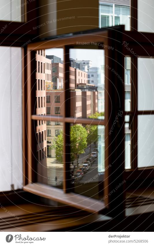 Spiegelung in einem Fenster von Hochhäusern im Sonnenschein in Berlin Potsdamer Platz I Menschenleer Textfreiraum Mitte Strukturen & Formen Textfreiraum oben