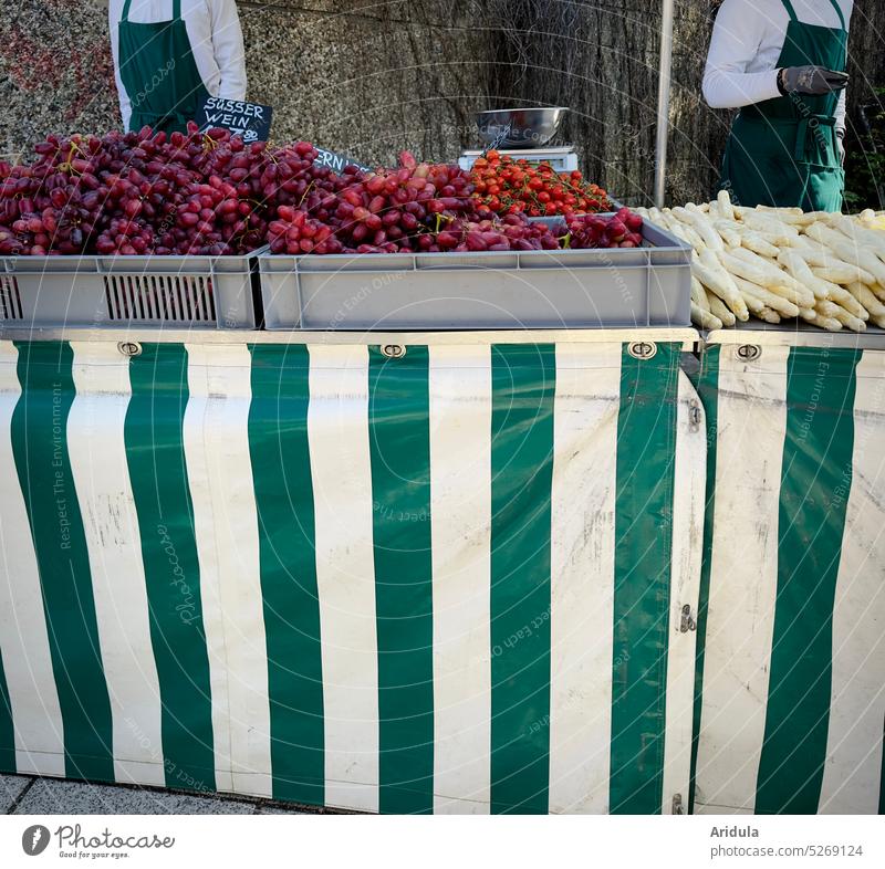 Trauben und Spargel am Marktstand Obst Gemüse Lebensmittel frisch Wochenmarkt Weintrauben Ernährung lecker Essen Einkaufen bummeln Verkäufer verkaufen grün