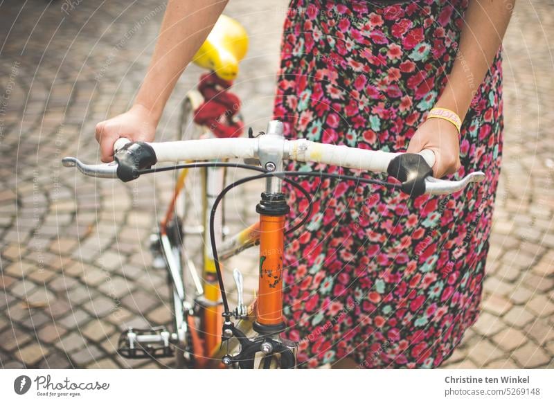 Eine junge Frau mit ihrem Rennrad Fahrrad Fahrradfahren Straße Freizeit & Hobby Junge Frau Wege & Pfade Verkehrsmittel Mobilität Leeze Rad Bewegung