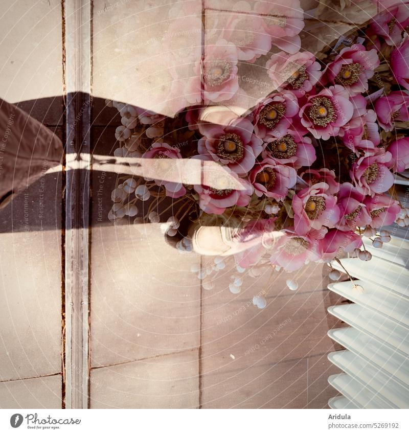 Künstliche Blumen im Schaufenster No. 2 künstlich Trockenblumen Blumenstrauß Fenster Glas ausgeblichen alt rosa Kitsch altrosa Spiegelung Pflastersteine Boden