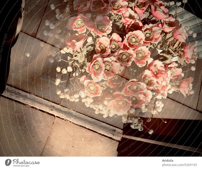 Künstliche Blumen im Schaufenster No. 1 künstlich Trockenblumen Blumenstrauß Fenster Glas ausgeblichen alt rosa Kitsch altrosa Spiegelung Pflastersteine Boden
