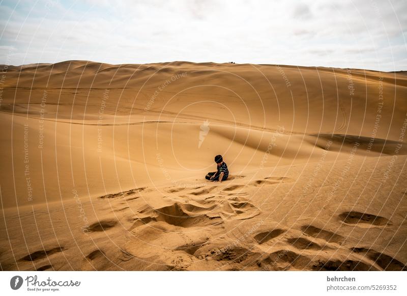 verträumt träumen staunen Kindheit Sohn Junge Namibia Afrika Wüste Sand weite Ferne Fernweh Sehnsucht reisen Farbfoto Landschaft Ferien & Urlaub & Reisen Natur