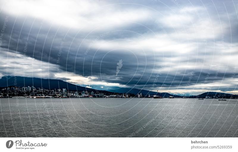 wolkendecke Himmel besonders Küste Meer Landschaft British Columbia Wasser Kanada Nordamerika Farbfoto fantastisch Ferne Fernweh weite Wolken Vancouver