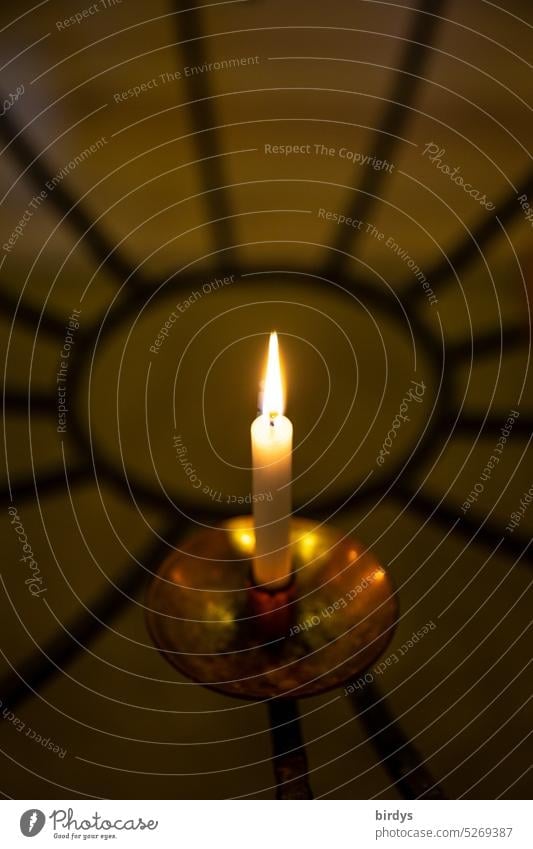 Kerzenlicht in einem Kreis kerze Flamme gedeckte Farben Kerzenflamme Stimmung Kerzenschein besinnlich Wärme Licht Meditation Trauer