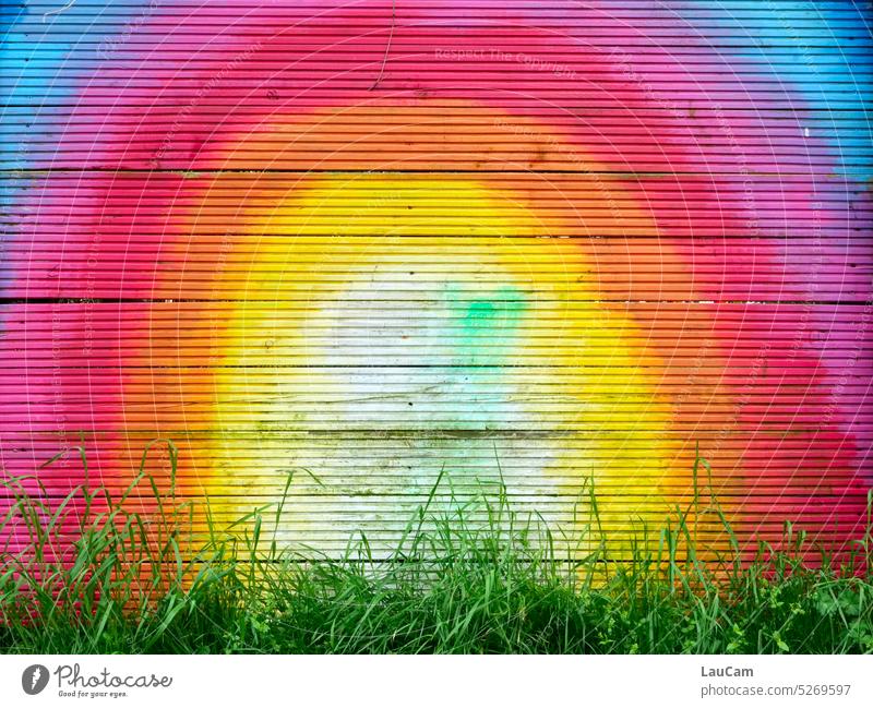 Ein Regenbogen steht im grünen Gras bunt farbig Grashalme gemalt Sonne Glück Schatz Malerei Kreativität Wetter farbenfroh regenbogenfarben Symbole & Metaphern