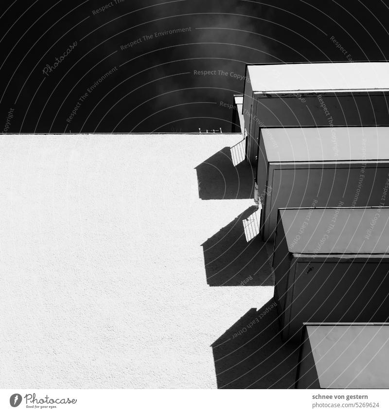Balkonien Haus Architektur Schatten Schwarz Weiß Gebäude Fenster schwarz Fassade Außenaufnahme Wand Tag Menschenleer Stadt Licht Farbfoto Häusliches Leben