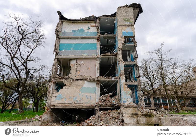 Zerstörtes Schulgebäude in der Ukraine donezk Kherson kyiv Lugansk mariupol Russland Saporoschje aussetzen Verlassen attackieren bakhmut gesprengt Bombardierung