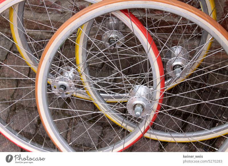 Der Fahrradsport braucht Ersatzräder für Rennradfahrer Radrennsport Räder Radreifen Reifen Rennradreifen Vorderrad Speichen Fahrradreifen Verkehrsmittel