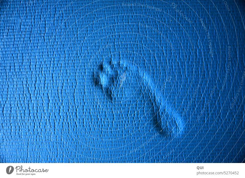 Bluefoot.....Fußabdruck auf Blau Footprint blau bröselig Abdruck Spur Fußspur Barfuß Spuren Ferien & Urlaub & Reisen Sommer Farbfoto Sommerurlaub gehen Step