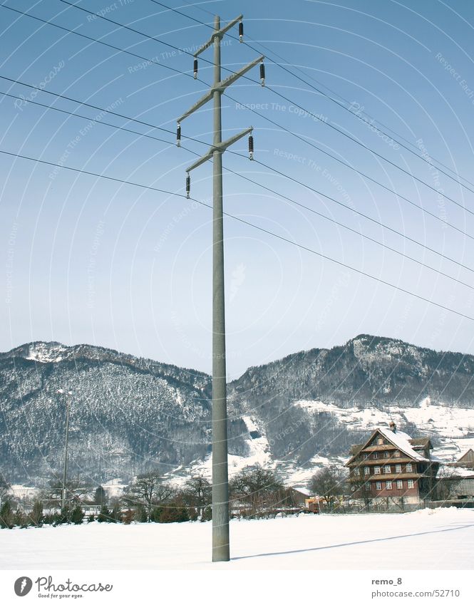 Strommasten_im_Schnee Elektrizität Kraft Leitung Streifen landscape snow Idylle electricity Landschaft Berge u. Gebirge mountains blau