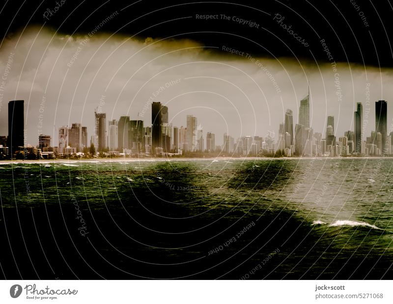 verschwommener Blick in die Zukunft Surfers Paradise Skyline Panorama (Aussicht) futuristisch Science Fiction Bokeh Doppelbelichtung Queensland Australien