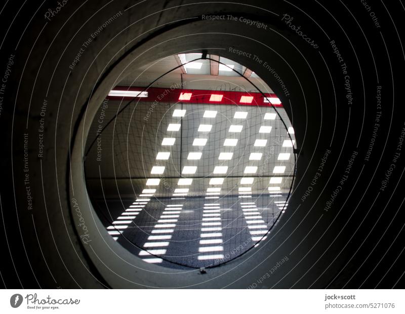 Lichtspiel mit Tunnelblick Lichtstreifen Schatten Kreis Straße Architektur modern Symmetrie Stil Strukturen & Formen Lichteinfall Durchblick Silhouette abstrakt