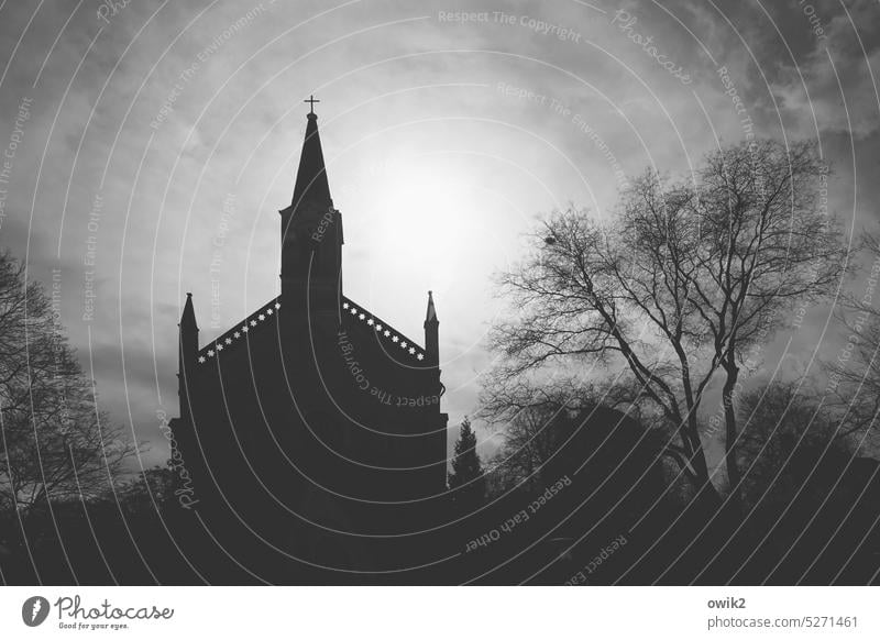 Startup Heilig-Kreuz-Kirche Görlitz katholisch Gegenlicht Sonne Kirchturm dunkel Silhouette Menschenleer Architektur Kontrast Himmel Wolken Glaube & Religion