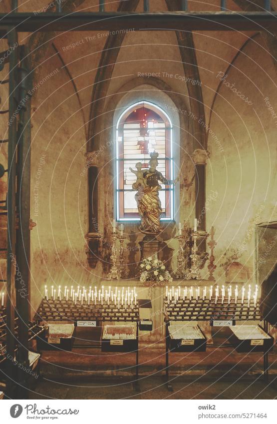Limburg, Dom Altar Altarkerzen Kerzenlicht Christentum katholische Kirche Maria Mosaikfenster Symbol Gebet glauben Hoffnung Tradition Kunst Spiritualität Stille