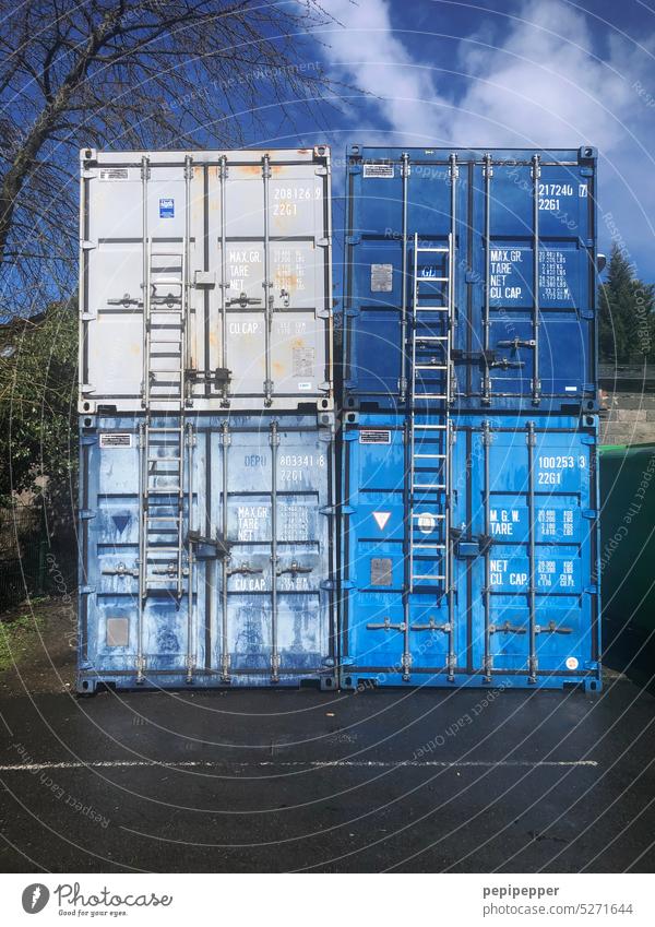 4 blaue Container übereinandergestapelt Industrie Güterverkehr & Logistik Wirtschaft Handel Außenaufnahme Menschenleer Containerverladung