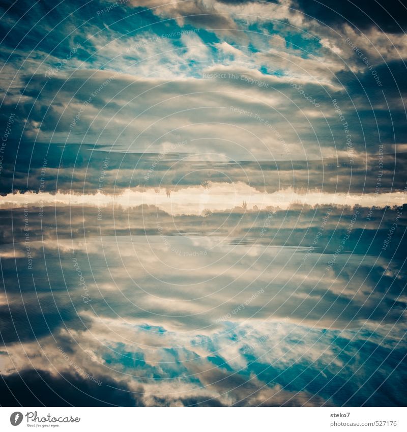 Himmels-Spiegel Wolken Horizont Seeufer blau gold weiß Surrealismus Symmetrie Doppelbelichtung Farbfoto Außenaufnahme abstrakt Textfreiraum Mitte
