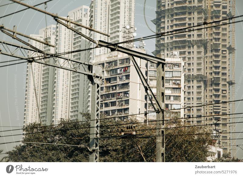 Hochhäuser hinter Oberleitung, urbane Kulisse Hochhaus Großstadt wohnen Wohnraum Balkons Verkehr Mumbai Gebäude Stadt Fassade Indien indisch Bevölkerung