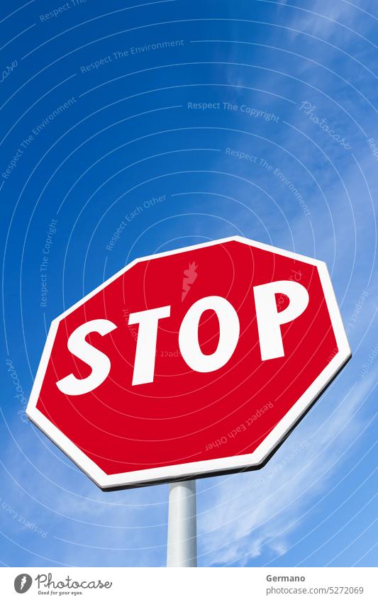Stoppschild gegen Aufmerksamkeit Hintergrund blanko blau übersichtlich Wolken Kopie Laufwerk leer Information vereinzelt Nachricht Metall niemand rot Straße