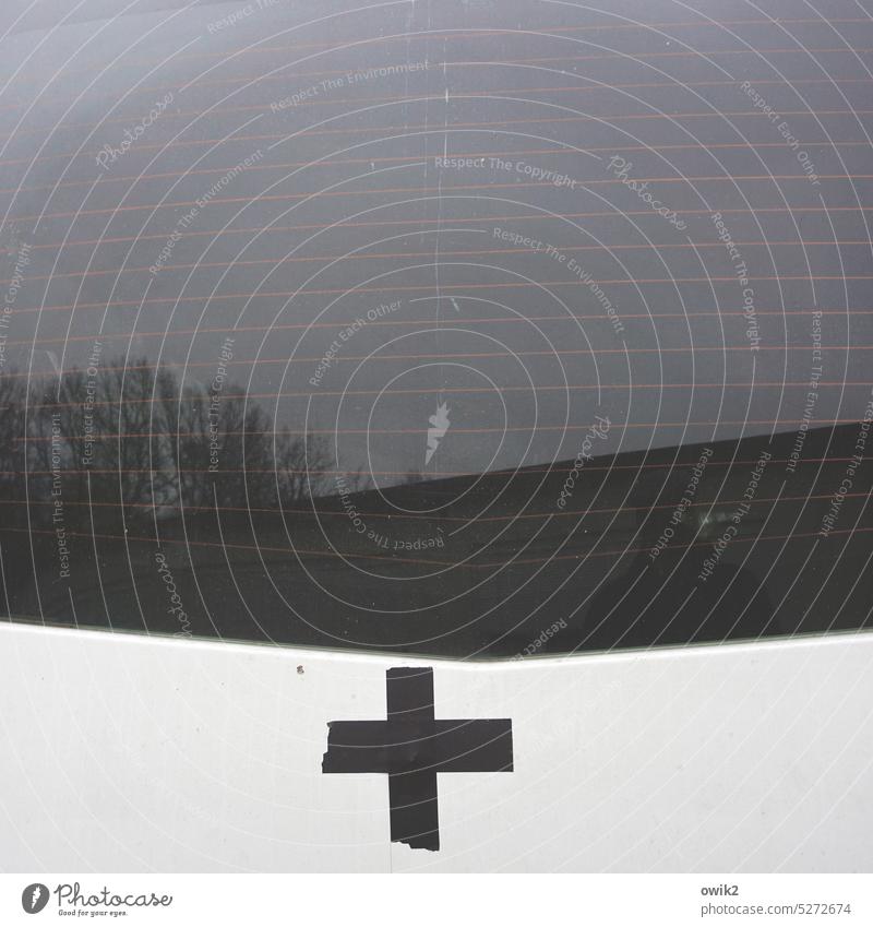 Credo Christliches Kreuz aufgeklebt Klebestreifen einfach provisorisch Symbol Van Transporter Hecktür Fenster Autofenster Fensterscheibe Reflexion & Spiegelung
