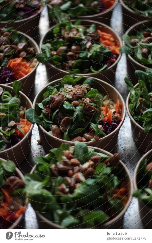 Salat zum mitnehmen bowl Ernährung salatbowl Vegetarische Ernährung frisch Lebensmittel Feldsalat Karotte Mandel Kürbiskern Kraftpapier Togo zum Mitnehmen
