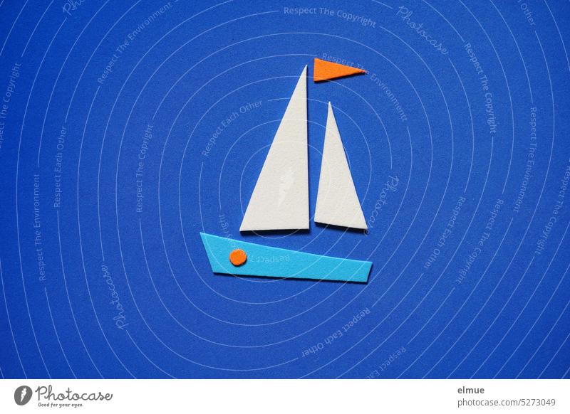 stilisiertes Segelboot mit weißen Segeln auf blauem Untergrund / Bastelarbeit Boot Piktogramm Icon Moosgummi basteln Urlaub Sehnsucht Blog Segeltörn
