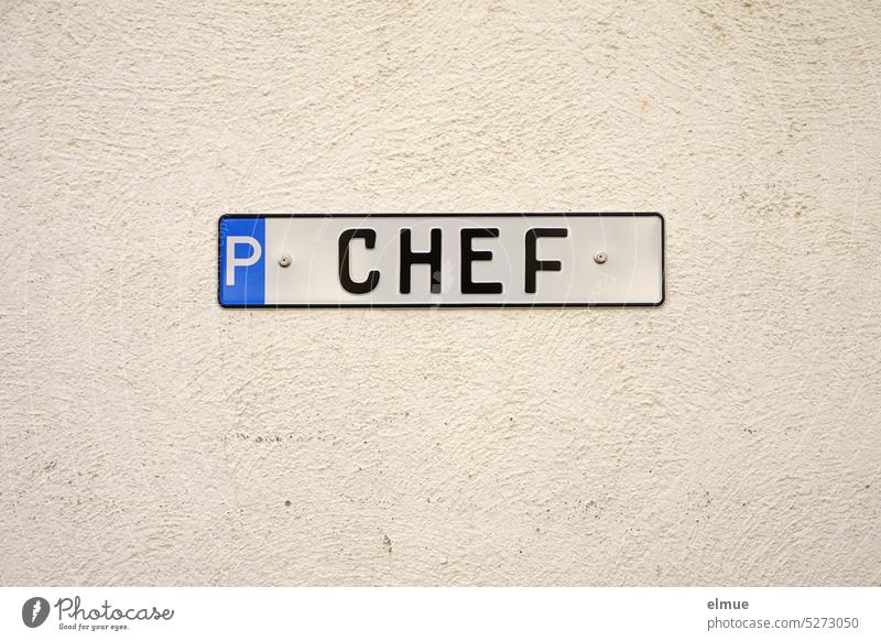 Metallschild mit P CHEF an einer hellen Wand / Parkplatz für den Chef parken Chefparkplatz Schild Sonderreglung Sonderbehandlung Blog reserviert