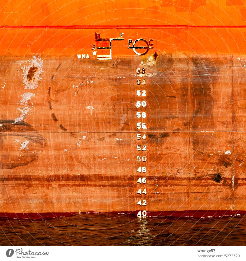 Tiefgangsskala und andere Markierungen auf einer Bordwand Schiff rostig rostbraun Wasserlinie Detailaufnahme Farbfoto Außenaufnahme maritim Menschenleer Metall
