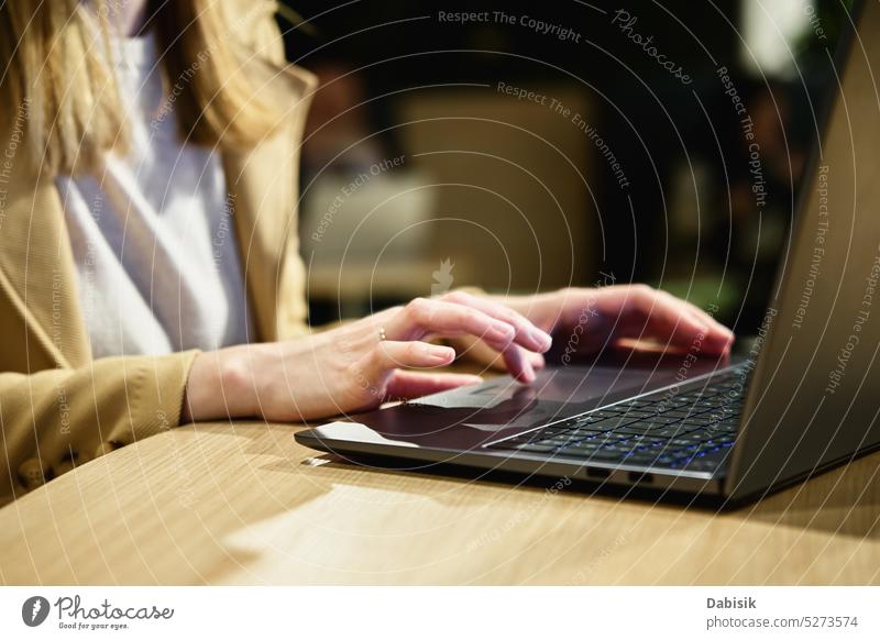 Weibliche Hand tippt auf Laptop-Tastatur in Café Frau Freiberufler Keyboard Tippen benutzend Lifestyle online Arbeitsplatz Büro Erwachsener anonym Browsen