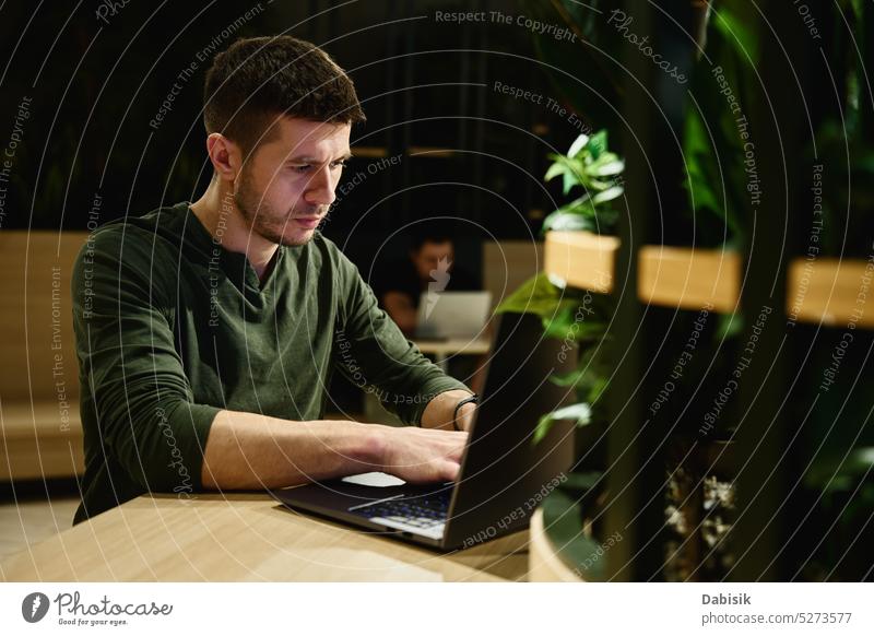 Männliche Hand tippt auf Laptop-Tastatur in Café Mann männlich Freiberufler Keyboard Tippen benutzend Lifestyle online Arbeitsplatz Büro Erwachsener anonym