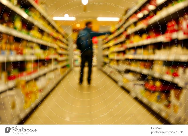 Im Supermarkt  - erstmal die Preise vergleichen Einkauf einkaufen Lebensmittel Angebote Regale Gang Discount Discounter Konsum Verbraucher Laden Einzelhandel