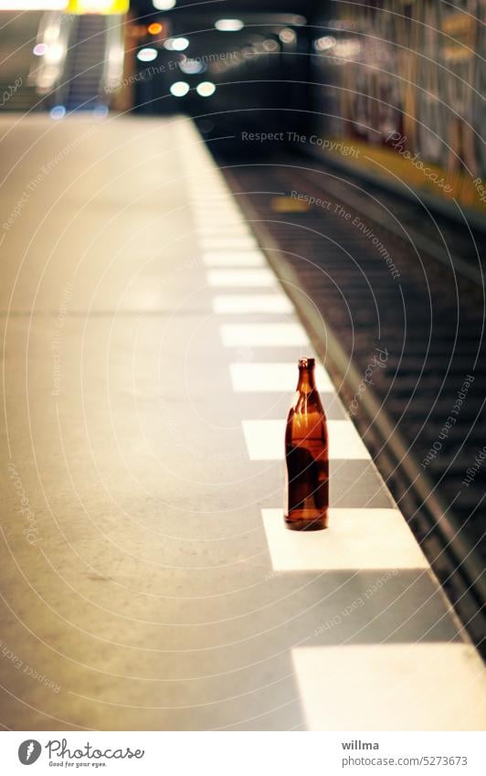 Der letzte Zug. Entzug. Bierflasche Flasche leer Bahnsteig Bahnsteigkante U-Bahn S-Bahn Alkohol Alkoholismus Bahnhof Gleise Öffentlicher Personennahverkehr