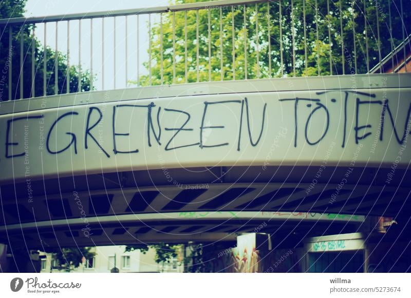 Grenzen töten Brücke Graffiti Berlin Politik & Staat Flucht Wut Protest Spruch Aussage Gesellschaftskritik Schmiererei Vandalismus Flüchtlinge Schriftzeichen