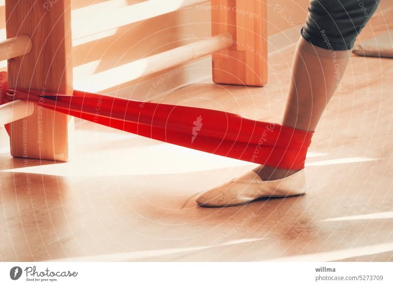 Gegenüberstellung | Bänderdehnung Bein Fuß Turnschuhe Sport Gymnastik Physiotherapie Gummiband Theraband Fitnessband Sprossenwand Dehnung Kräftigung