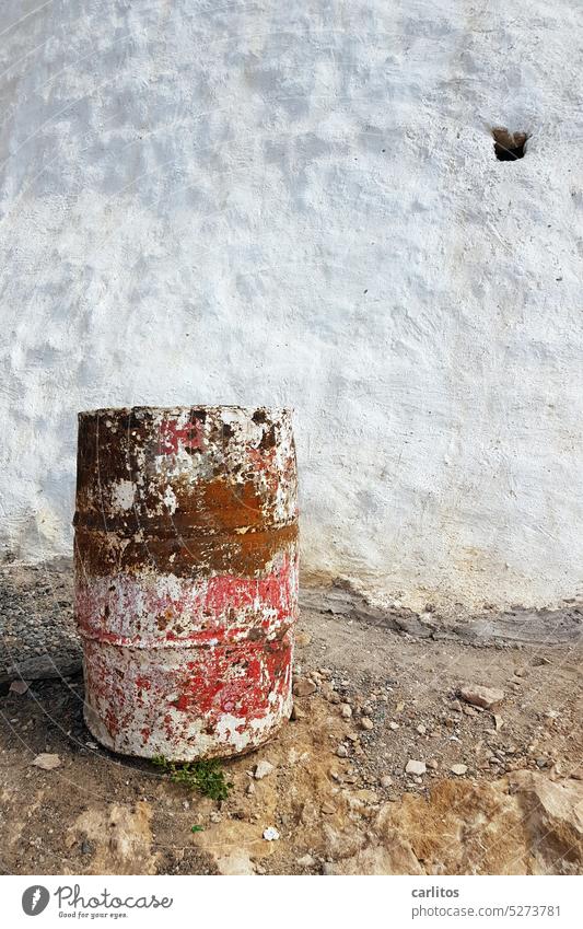 Mein schönstes Urlaubsfoto | Altes Ölfass in Agadir Fass Tonne rostig alt Abfall Müll Entsorgung Rost Farbe rot Recycling Umweltverschmutzung wiederverwerten