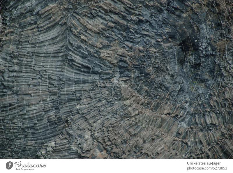 Island | gedrehte Basalt Formationen Basaltformation Basaltformationen vulkanisch Geologie Struktur Strukturen erkaltet Felsen Felsformation Felsformationen