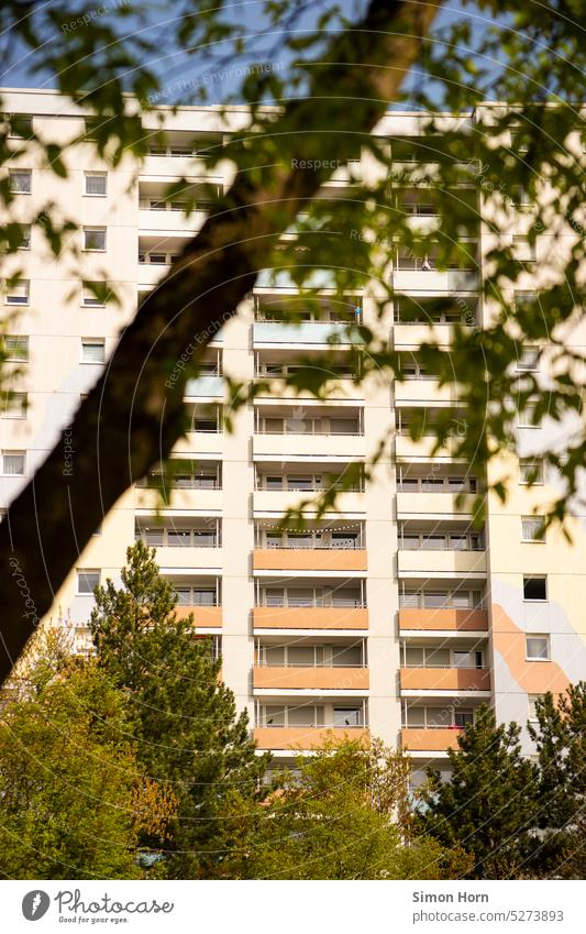 Wohnkomplex mit Fassadengestaltung in pastelligen Farben Balkon Hochhaus Balkone Architektur Stadtplanung Großstadt Geometrie Sommer in der Stadt Plattenbau
