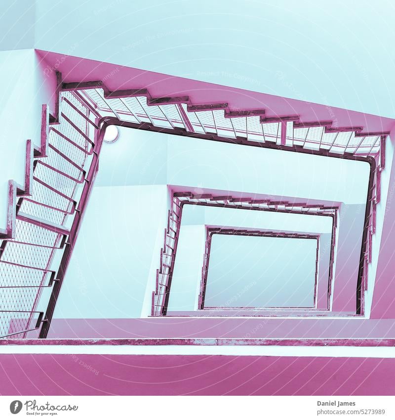 Faszinierendes quadratisches Treppenhaus in rosa und blauen Farbtönen Quadrat aufschauend Architektur aufsteigen Treppengeländer Geländer Gebäude Geometrie