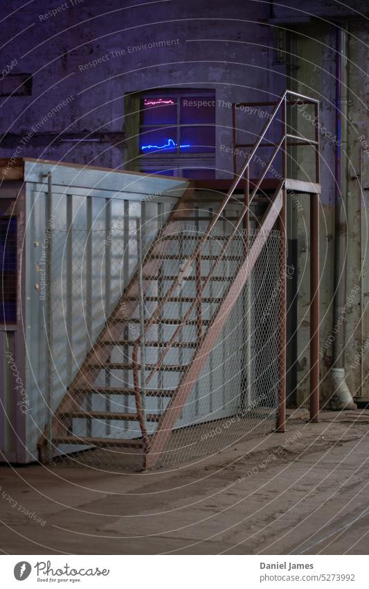 Treppenhaus eines Industrielagers mit einem Hauch von Neonlicht industriell Lagerhalle Metall Menschenleer Industriebetrieb Gebäude Fabrik Bauwerk Lagerhaus