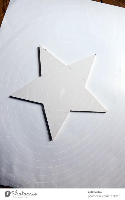 Weißer Stern auf weißem Papier fläche form genderstern gendersternchen geometrie material mathematik papier pappe symbol winkel farblos