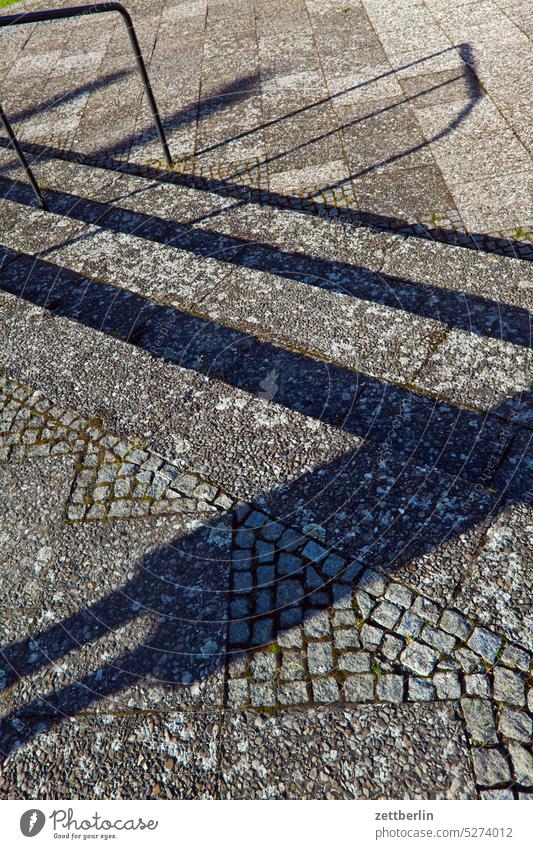 Stufen mit Schatten und Geländer architektur außen avant garde berlin berliner philharmonie fassade hans scharoun konzert konzerthalle konzerthaus kultur