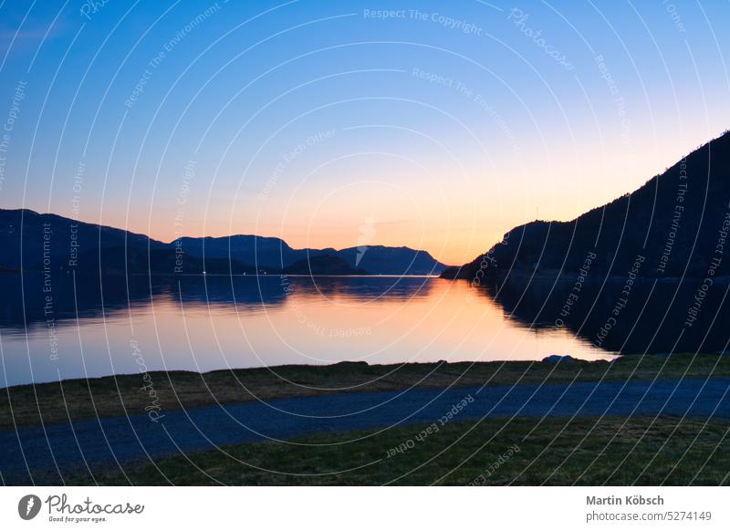 Fjord mit Blick auf Berge und Fjordlandschaft in Norwegen. Landschaftsaufnahme Sonnenuntergang Berge u. Gebirge Wasser Natur Erholung frisch