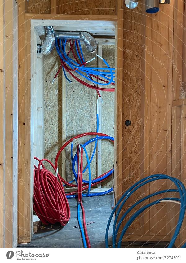 Wasseranschluss Schlauch Hausbau Wasserversorgung Warmwasser Neubau kaltes Wasser Riegelwand Blau Rot Tag