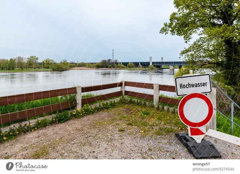 Blick auf die Hochwasser führende Elbe und die Trogbrücke des Mittellandkanals bei Hohenwarthe Fluss Brücke Elbe-Havel-Kanal Wasserstraßenkreuz Architektur