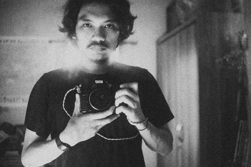 Selbstporträt eines Fotografen im Spiegel Person Fotokamera Mann Porträt Linse männlich professionell Lifestyle jung Erwachsener Fotografieren Selfie