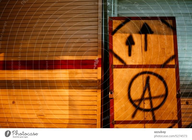 Symbol der Anarchie Ein Buchstabe mit Richtung Malerei mit schwarzer Sprühfarbe auf einem Brett eines Ladens Vandalismus Zeichen Graffiti Grunge Punk Farbe